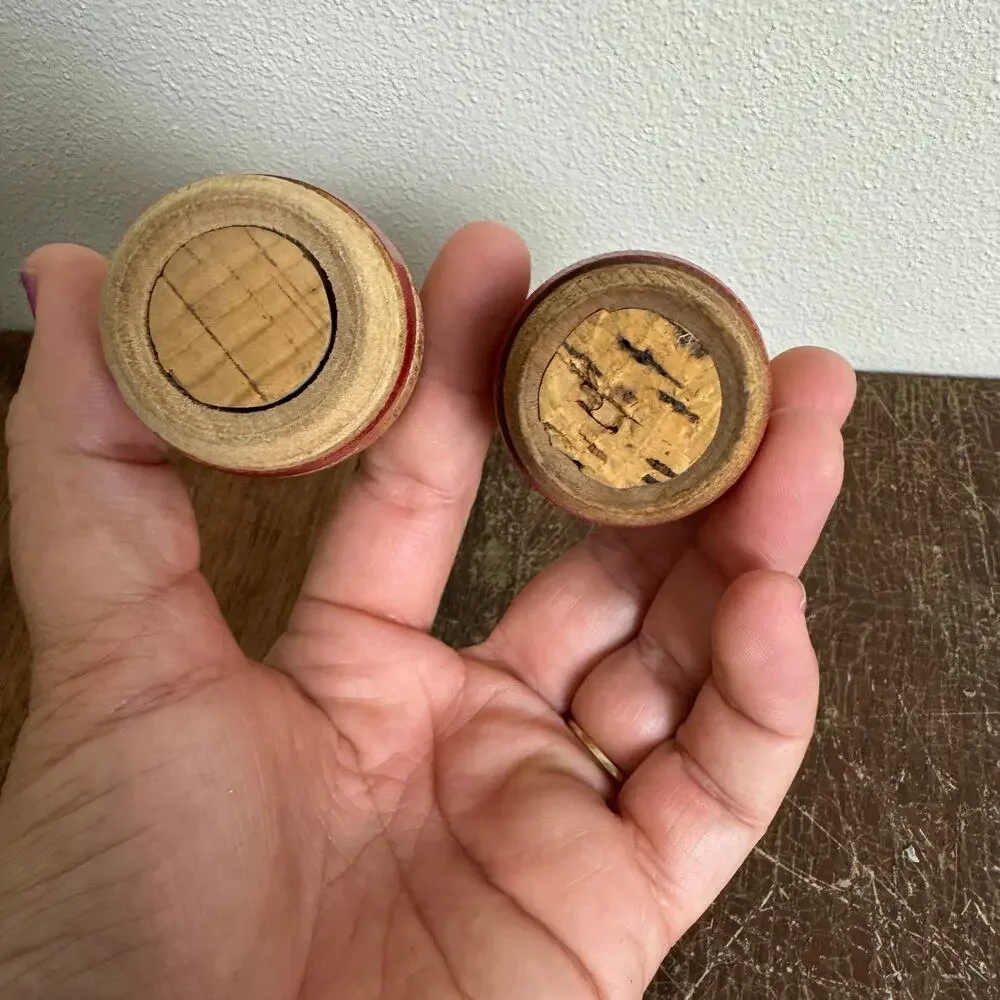 Vintage Wood Red Accent Barrel Salt‎ and pepper Shakers
